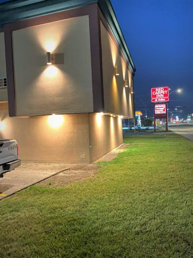Red Carpet Inn & Suites YYC Exteriör bild