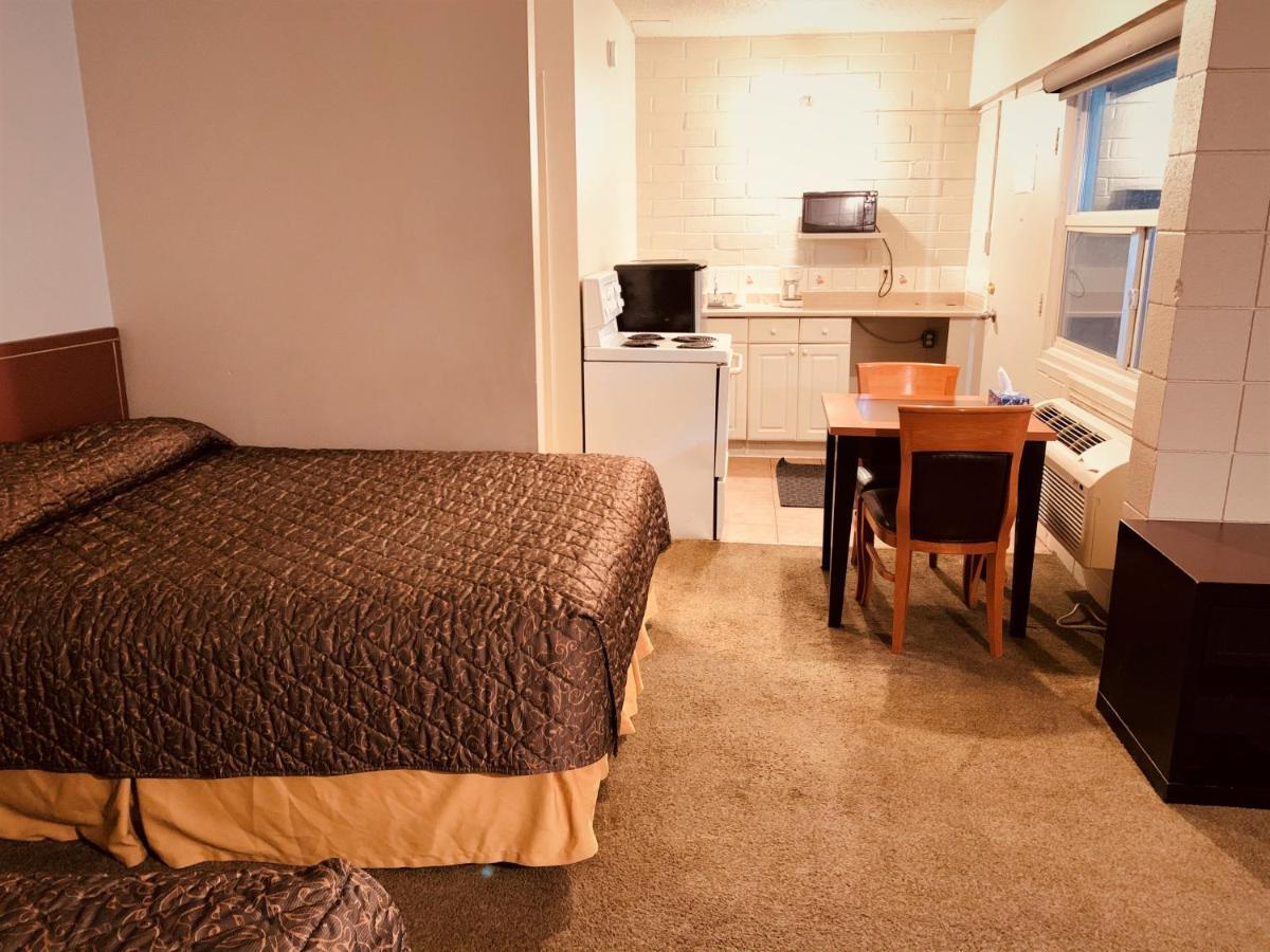 Red Carpet Inn & Suites YYC Exteriör bild
